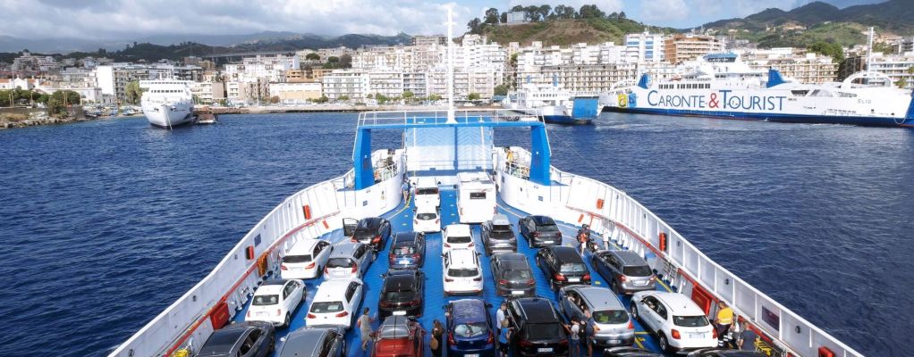 Stretto di Messina, traghetto urta banchina: ci sono feriti