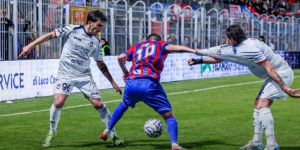 Colpo esterno del Crotone: 2-1 al Casarano nel finale
