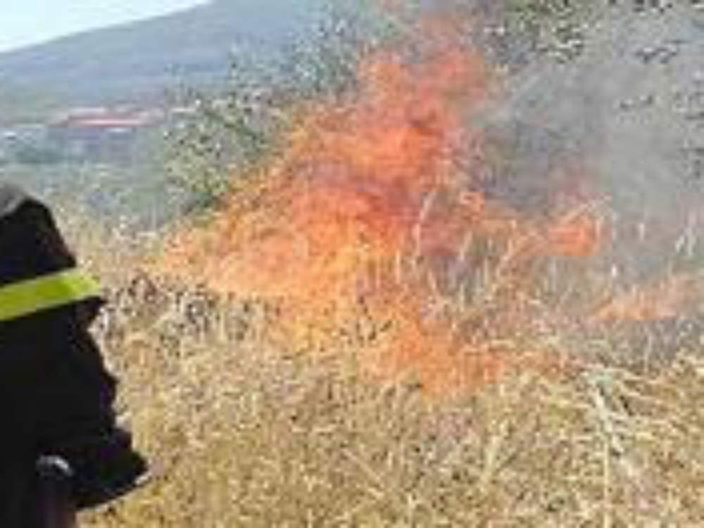 Muore mentre cerca di bruciare sterpaglie