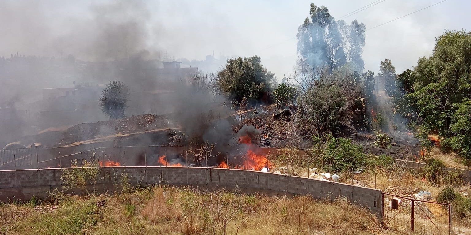 Reggio Calabria, incendi e discarica a cielo aperto in via Borrace Crocevia. «Si intervenga»