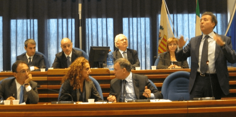 Catanzaro, le due velocità della politica