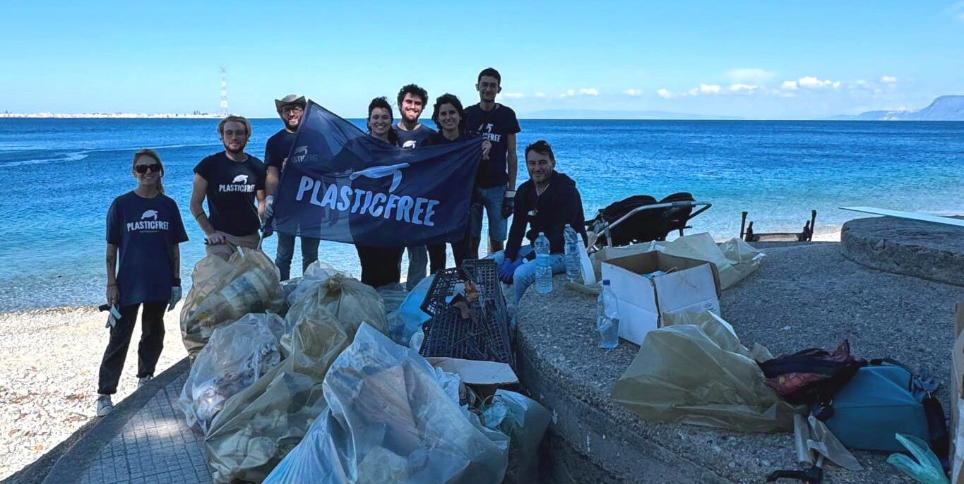 Villa San Giovanni, i volontari di Plastic Free rimuovono 180 kg di rifiuti dal lungomare di Cannitello