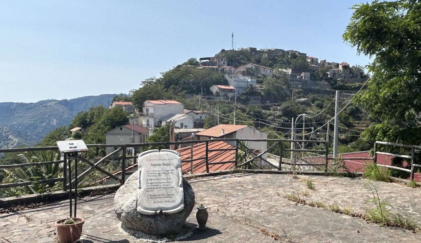 San Lorenzo, nel piazzale Marino due panchine contro la violenza