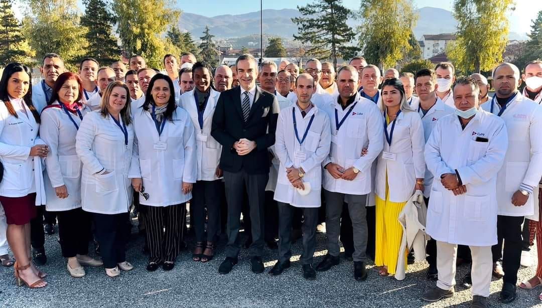 Occhiuto: «Stiamo lavorando per far arrivare in Calabria nuovi medici cubani»