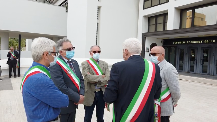 Caos rifiuti, i sindaci della Città metropolitana manifestano a Palazzo Campanella – VIDEO