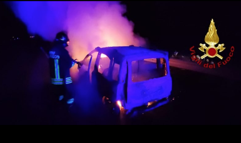Auto in fiamme sulla statale 107 nel Crotonese
