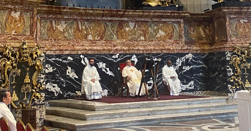 La visita di monsignor Checchinato alla salma di Papa Francesco. Poi celebra la messa a San Pietro