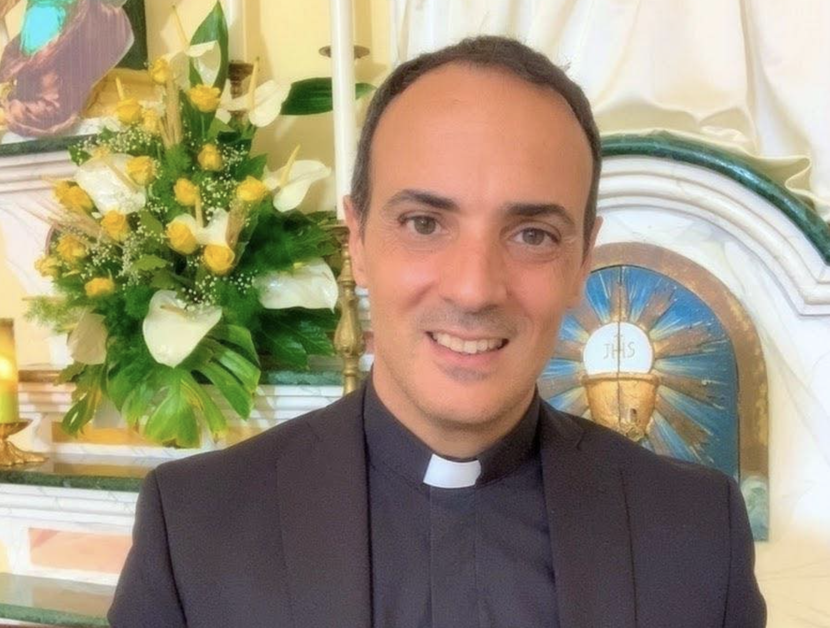 La denuncia di don Francesco Cristofaro: «Profili falsi con la mia foto per truffare i fedeli»