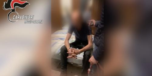 Ammanettato al letto e minacciato con la pistola: l'inferno delle vittime della banda del terrore a Gioia Tauro
