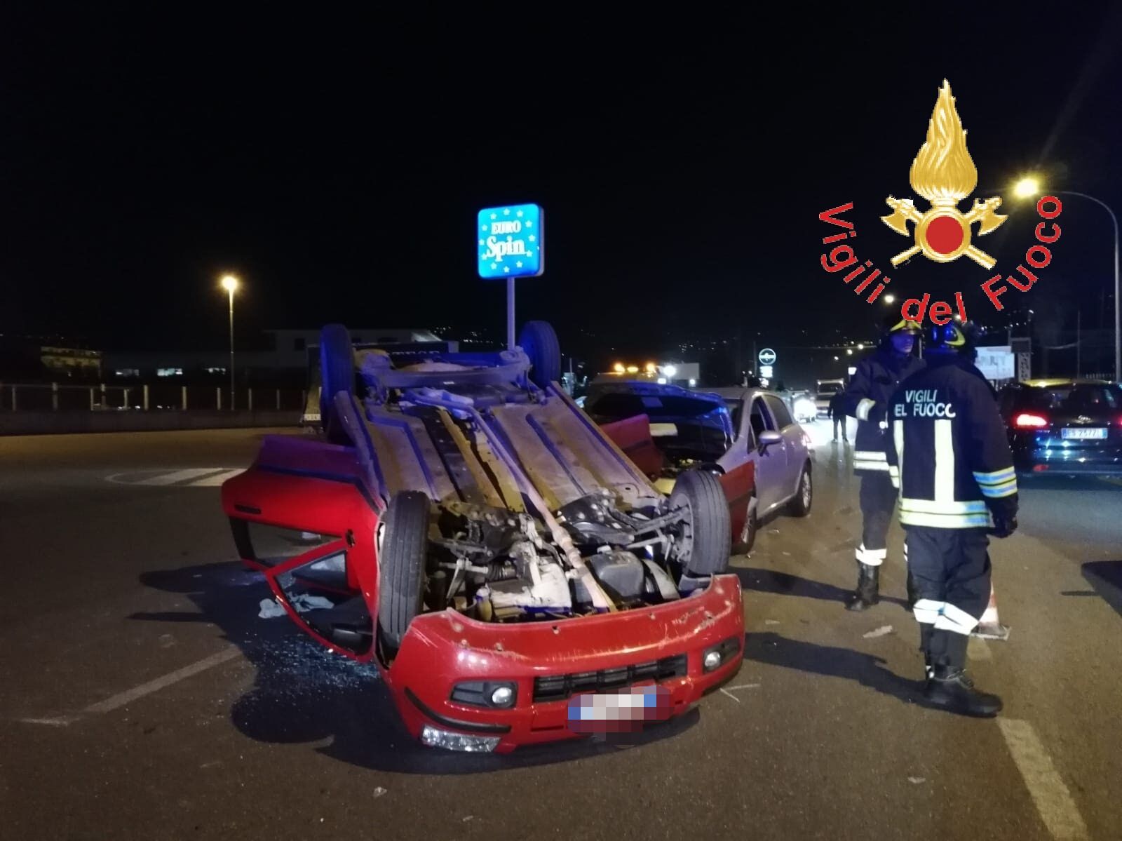 Incidente a Lamezia, si ribalta una vettura