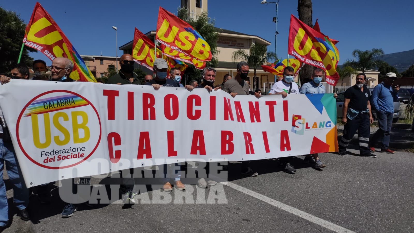 «Stanchi di essere trattati come schiavi». A Lamezia i tirocinanti scendono in strada – VIDEO