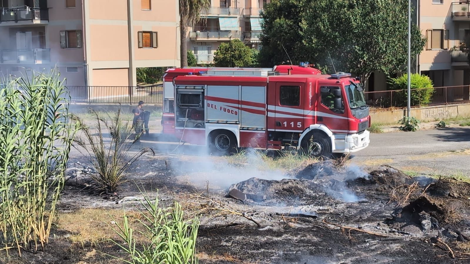 Rogo a Lamezia, le fiamme nei pressi della stazione ferroviaria – FOTO e VIDEO