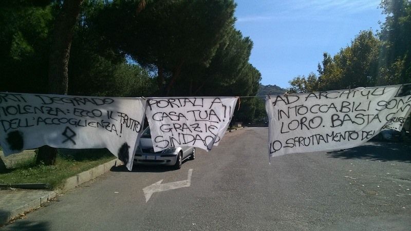 Protesta antimigranti ad Archi: «Qui non li vogliamo»