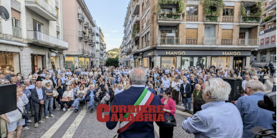 “È uno scippo”. Cosenza scende in piazza a difesa dell’Annunziata