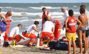 Malore in mare, muore una giovane catanzarese