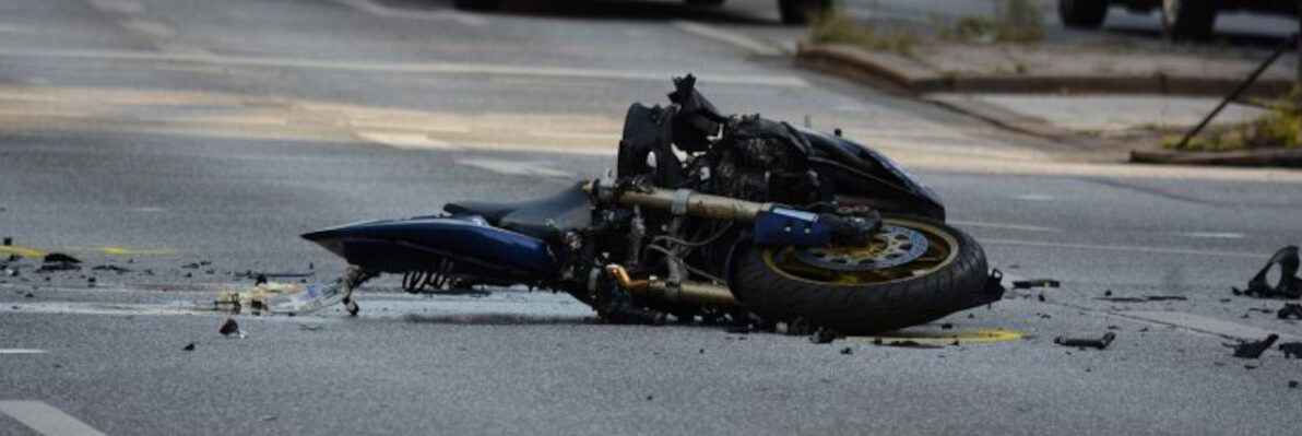 Bimbo muore sullo scooter, denunciati il padre e la donna che guidava l’auto