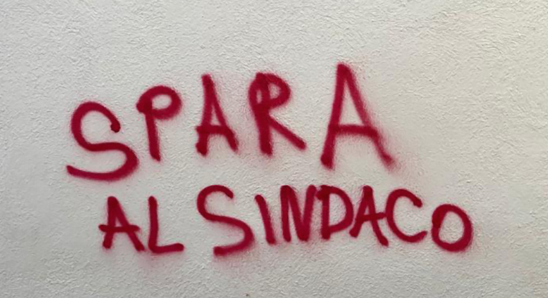 Incendi, pestaggi e proiettili. La mappa delle intimidazioni agli amministratori pubblici in Calabria