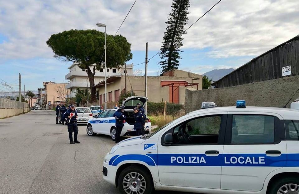 Occupano a Reggio un capannone confiscato ai clan, denunciati in cinque