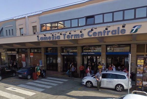 Un incendio blocca i treni sulla Tirrenica, viaggiatori fermi (e imbufaliti) a Lamezia