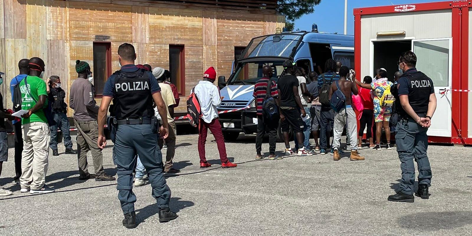 Censiti i migranti nella tendopoli di San Ferdinando: 112 (su 208) favorevoli al vaccino