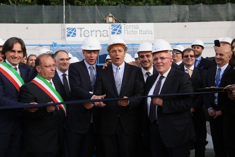 Renzi inaugura l'elettrodotto, aspettando il Ponte