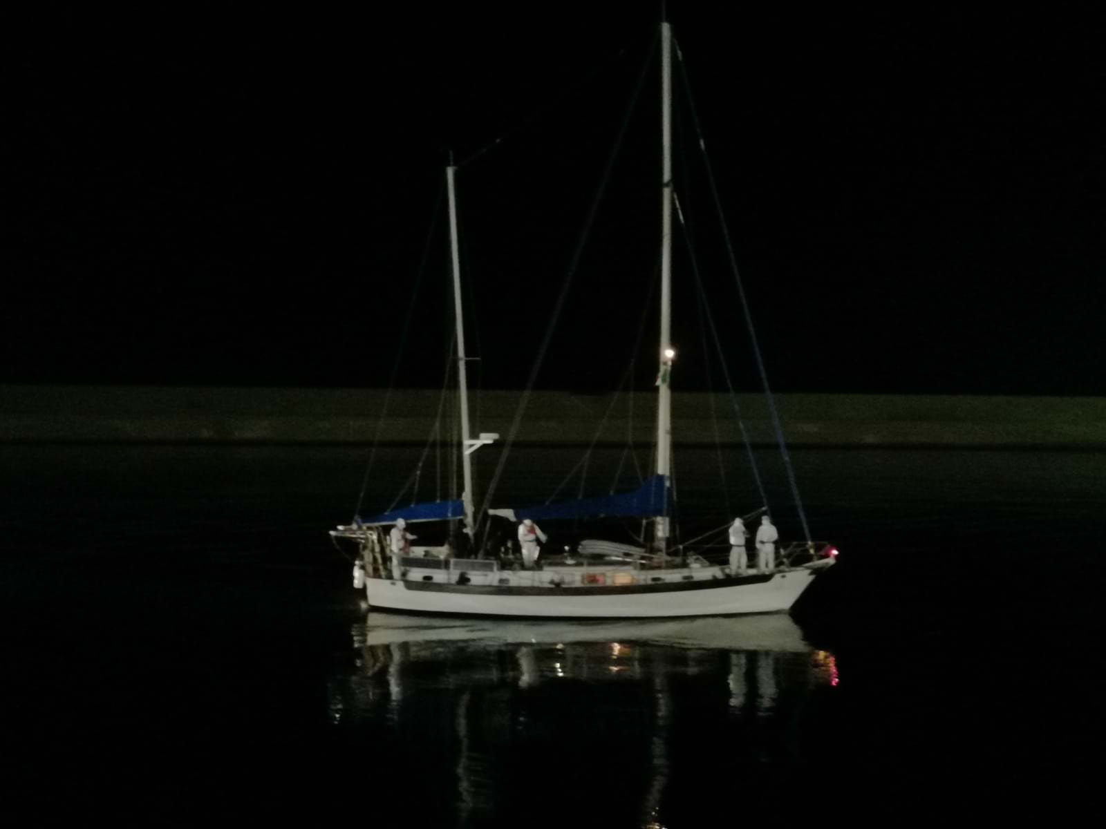 Crotone, intercettata barca a vela con 32 migranti: fermati 3 sospetti scafisti – FOTO