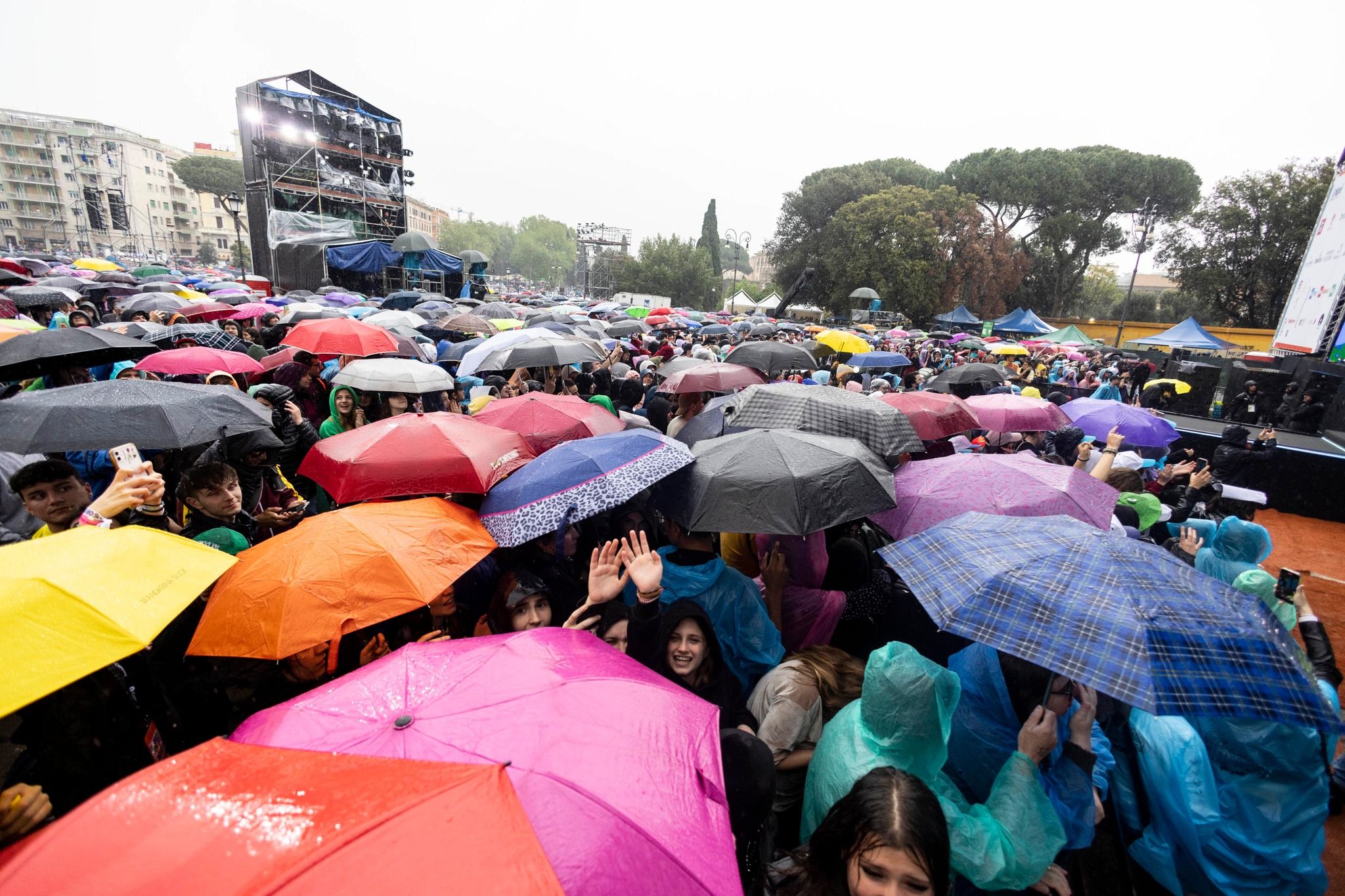 In 300mila sotto la pioggia a Roma per il Concertone