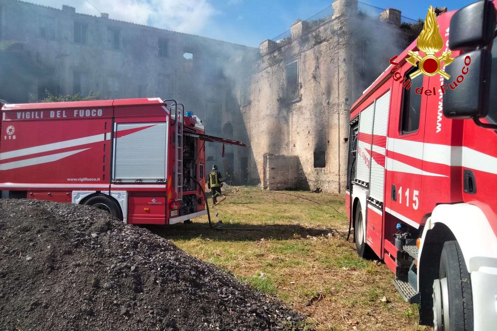 In fiamme un palazzo abbandonato a Briatico, vigili del fuoco in azione – FOTO