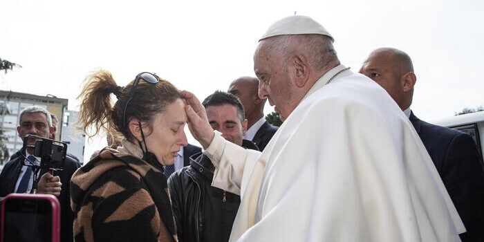 Papa Francesco lascia il Gemelli: «Sono ancora vivo»