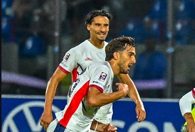 Crotone, beffa nel finale. Il Catania rimonta e vince 2-1 con rigore allo scadere