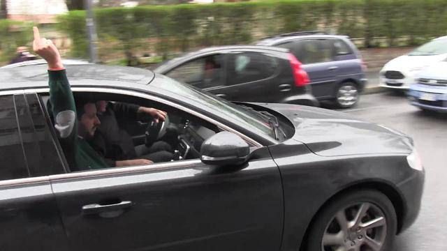 Salvini mostra il dito medio ai contestatori