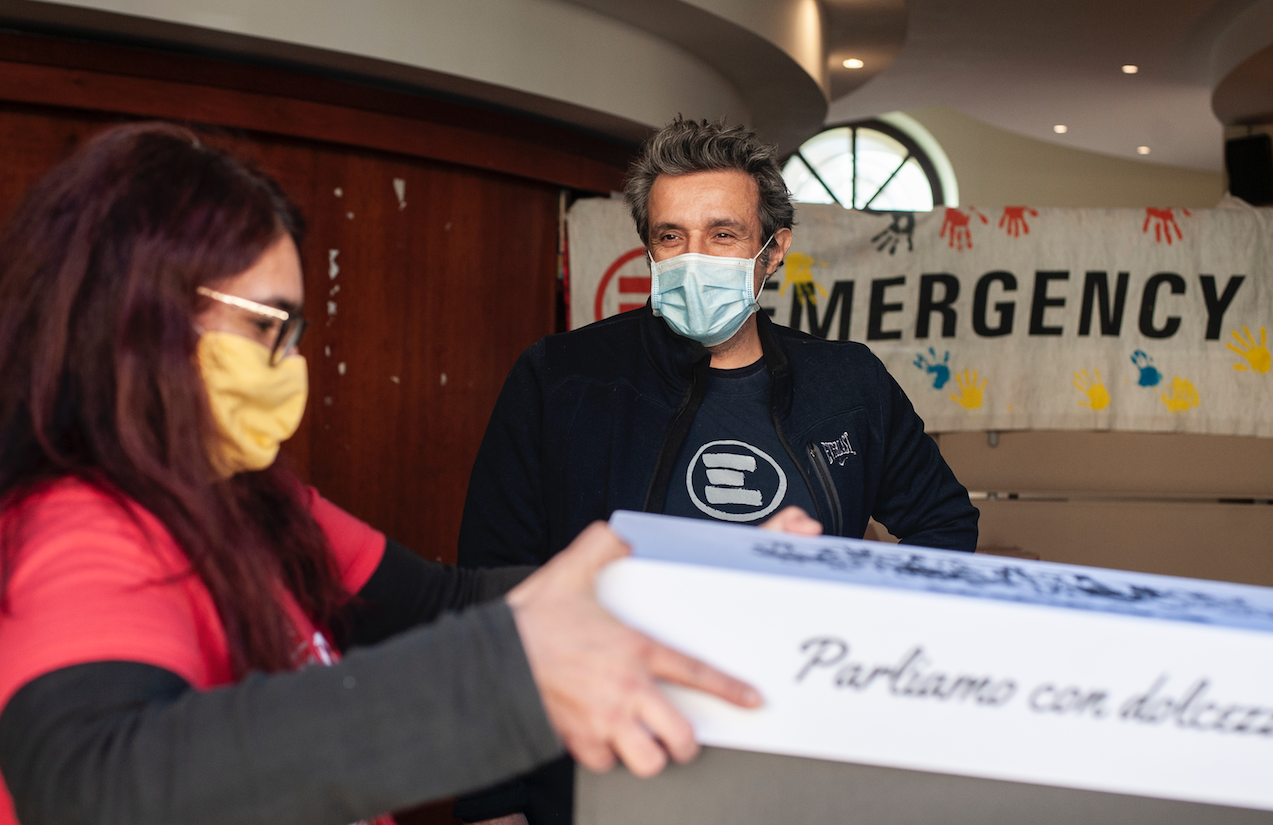 Emergency, a Catanzaro consegnati i pacchi alimentari insieme a Flavio Insinna – FOTO