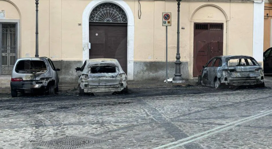 Paura a Rossano, quattro auto vanno a fuoco nel centro storico. Indagini in corso