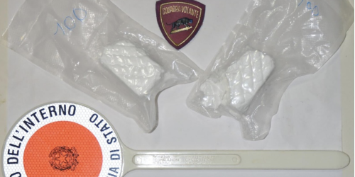 Panetti di cocaina lungo un canale d'acqua a Crotone, indagini in corso