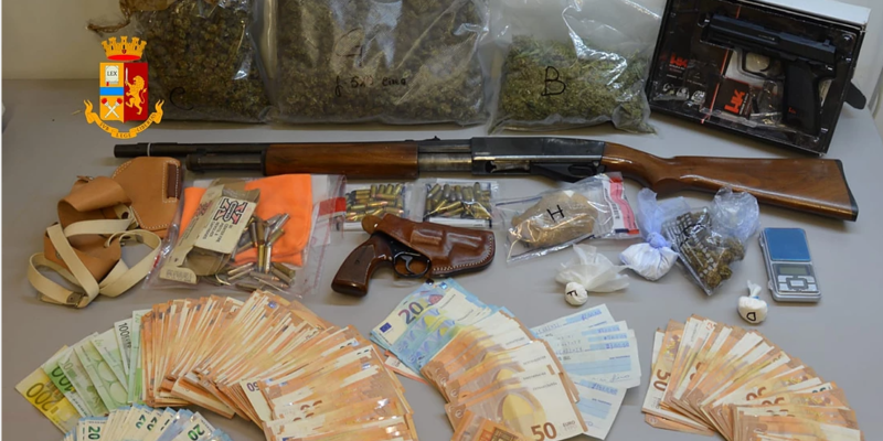 Un revolver e 20mila euro di droga nascosti in casa, arrestato 25enne