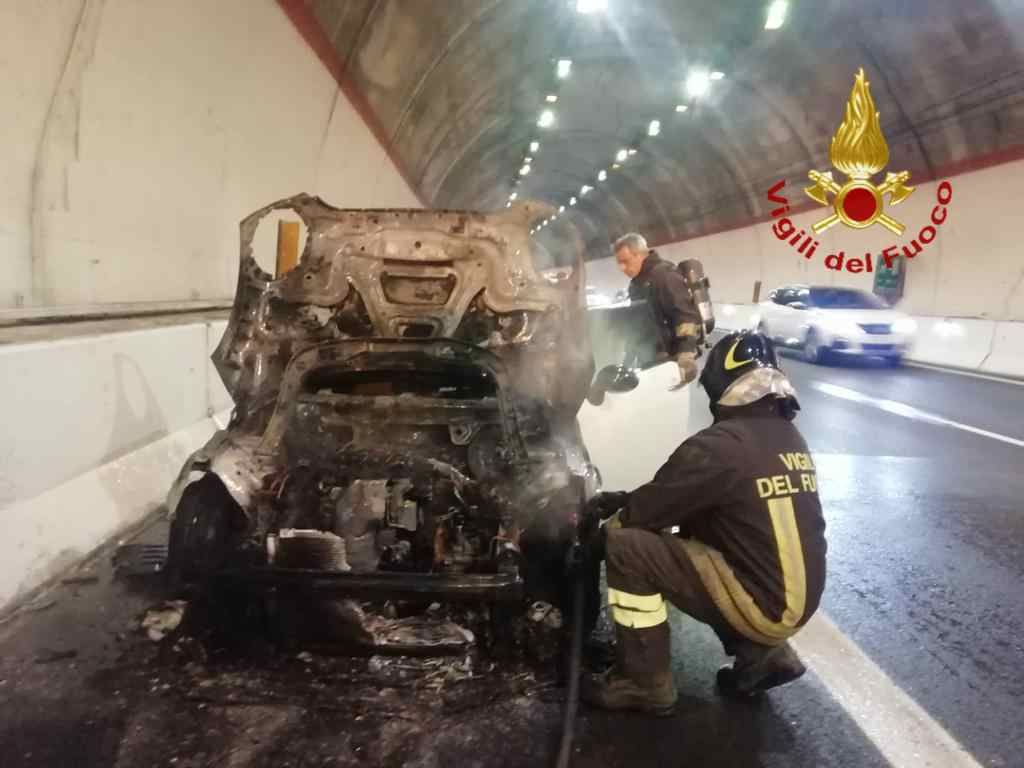 Incendio sull’A2, auto in fiamme nella galleria “Vardaru”