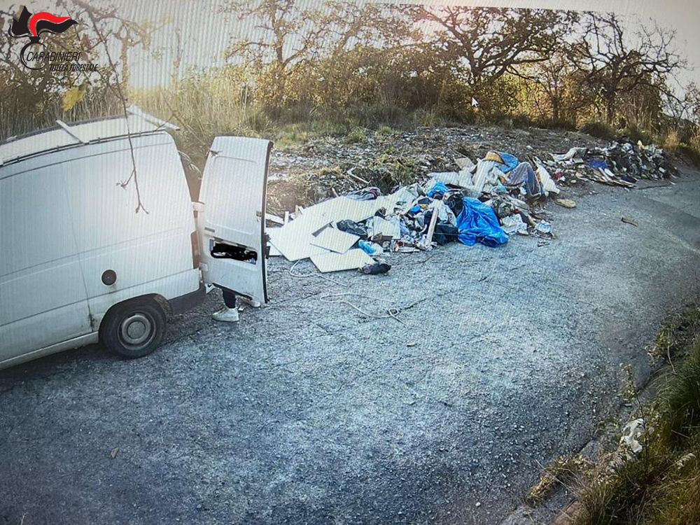 Abbandonavano rifiuti per strada a Scalea e San Nicola Arcella: tre persone denunciate