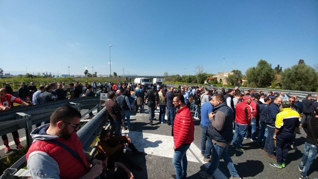 Tolto il blocco sull'A2, ma il Porto resta fermo – FOTO e VIDEO