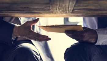 La pianificazione degli affidamenti e il nodo dei pagamenti: dal Filolao al Gravina, il sistema “Manica” nei licei