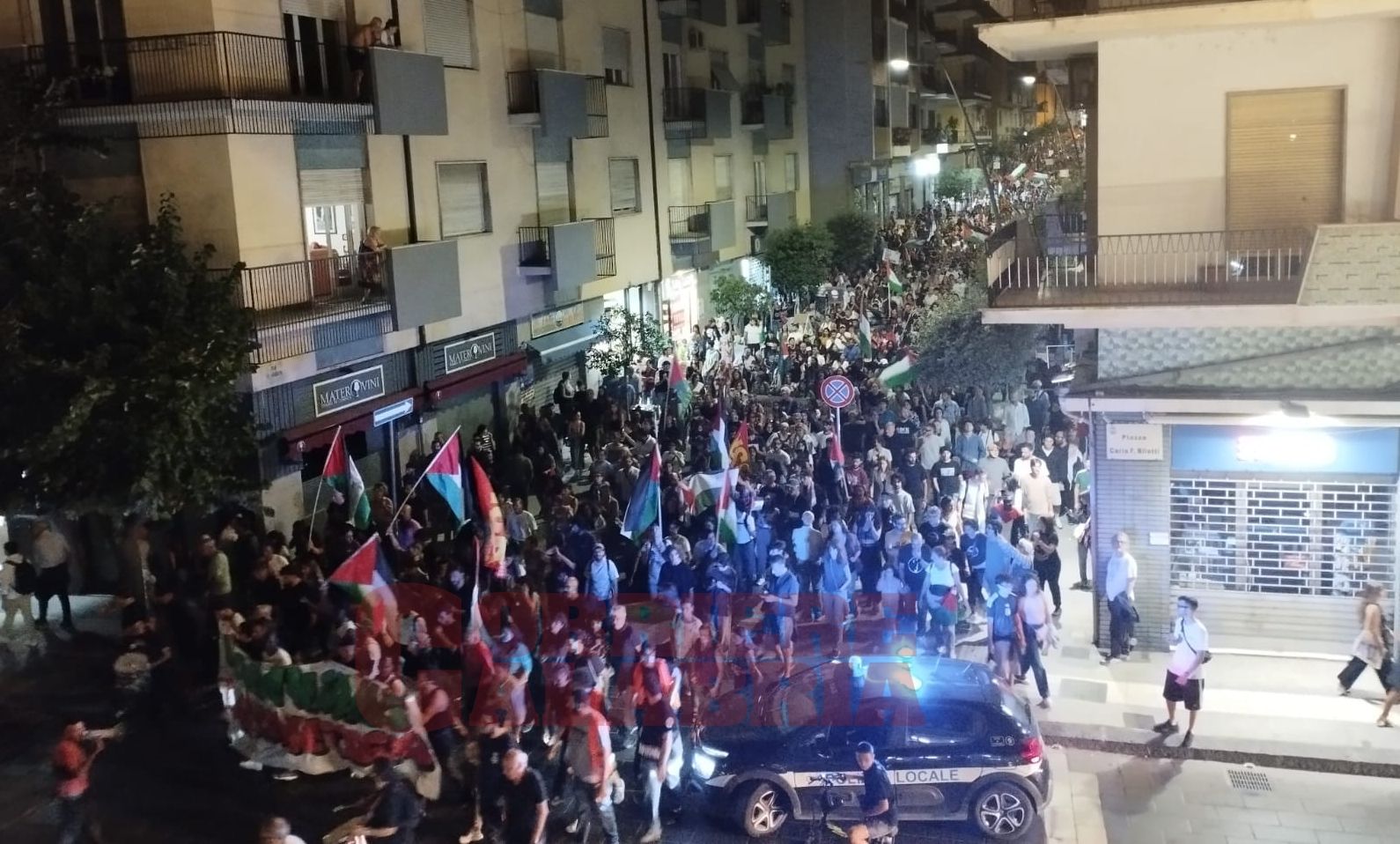 Cosenza scende in piazza per la Palestina: migliaia di persone al corteo, manifestanti verso la A2 – VIDEO E FOTO