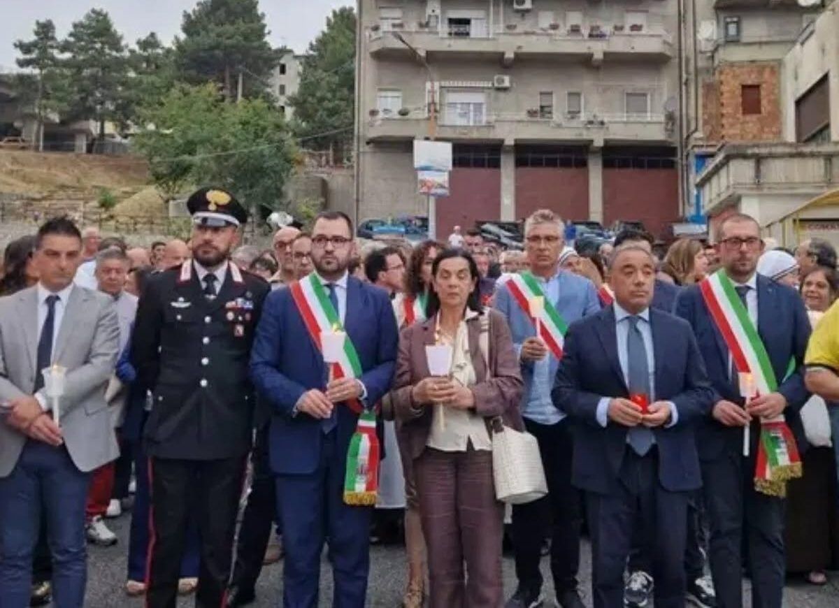 In centinaia alla fiaccolata per Denise a Petilia, il ricordo della zia Marisa: «Ha vissuto solitudine e sofferenza»