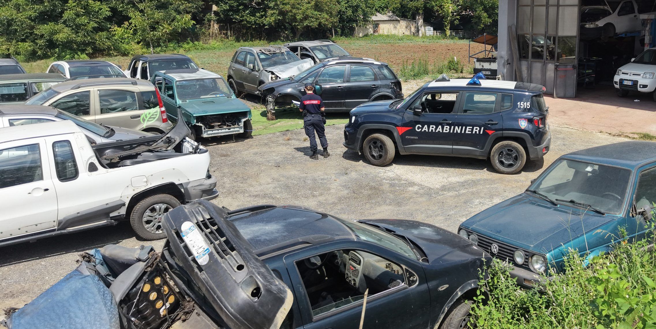Officina meccanica abusiva nel Vibonese, sequestrata un’area di 1200 mq con veicoli abbandonati