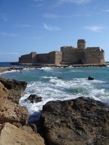 Crotone, ventenne disperso in mare