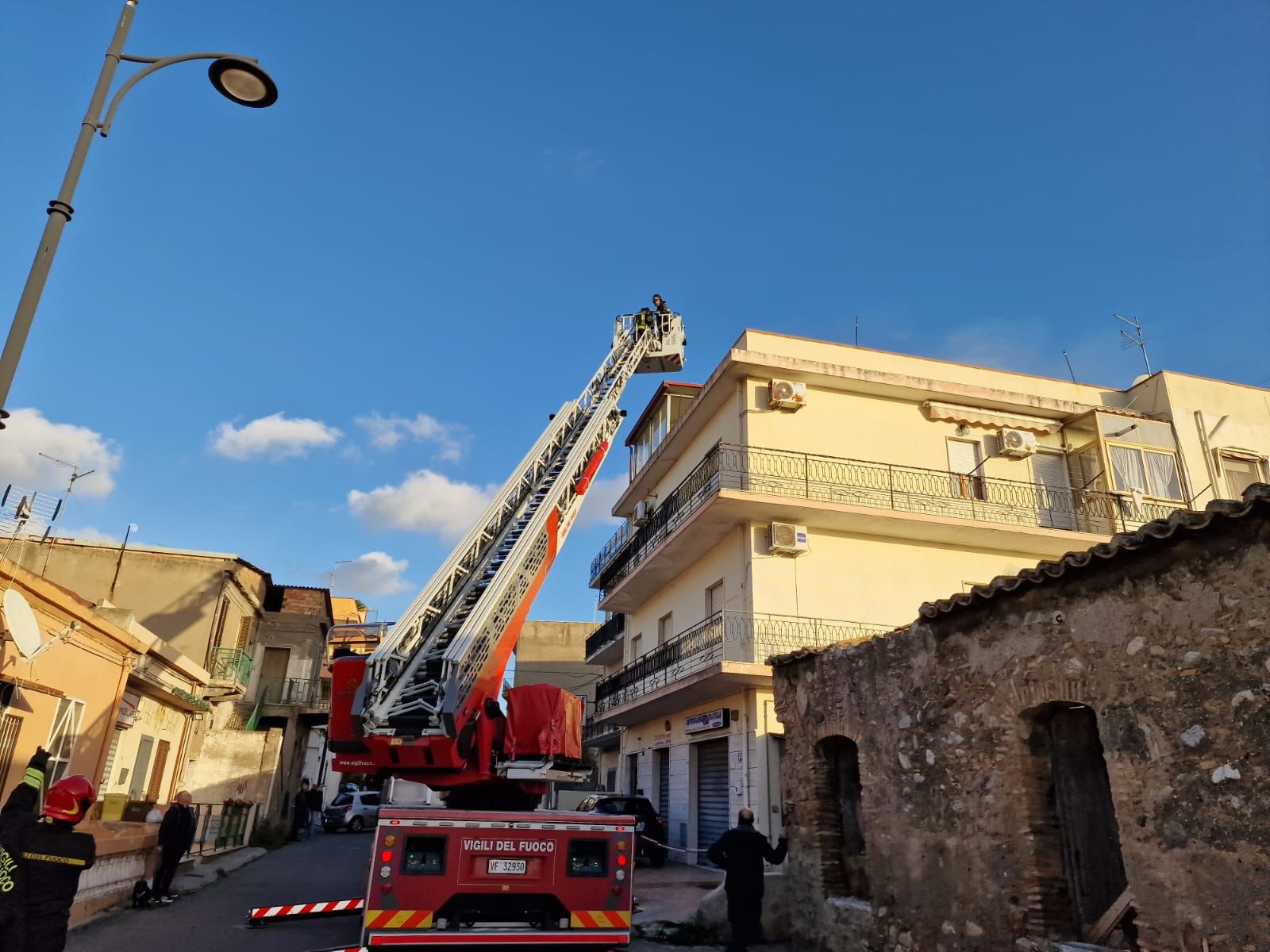 Reggio Calabria, paura per un incendio: i vigili del fuoco evitano il peggio