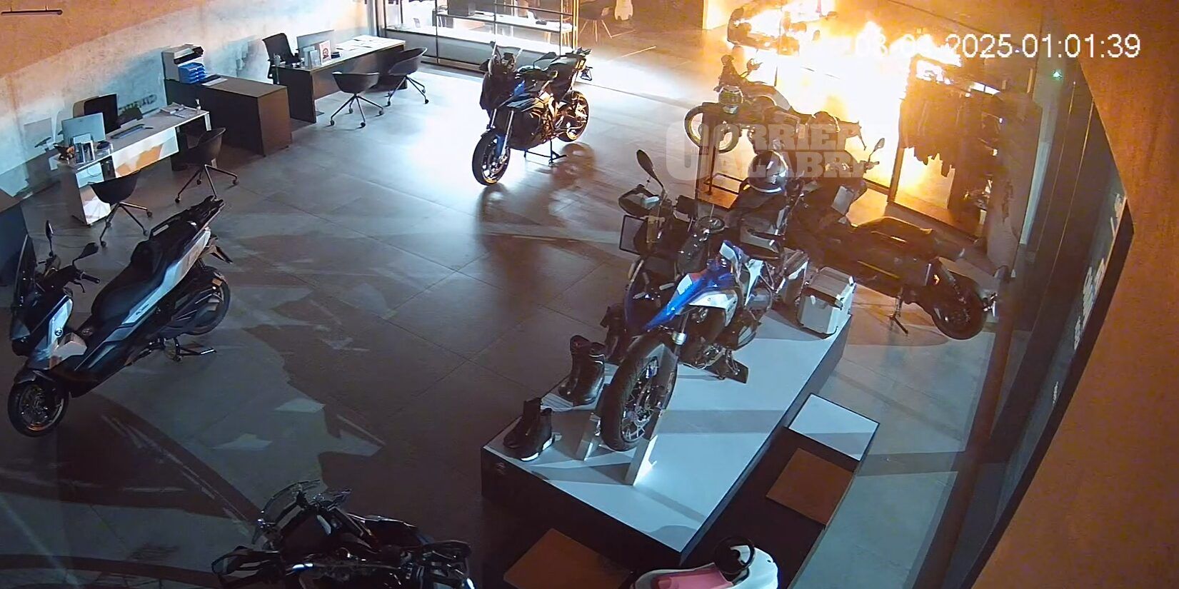 Le fiamme, l’esplosione e la fuga in moto: così è stato incendiato il concessionario “Calabria Motori” – FOTO E VIDEO