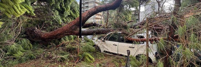 Tempesta tropicale sulla costa romagnola, danni e paura