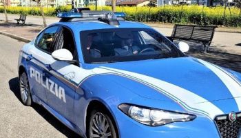 Vibo, aggredirono un dirigente comunale e incendiarono la sua auto: due arresti
