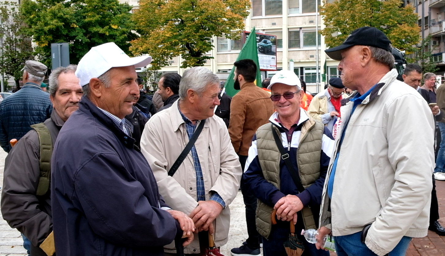 Cosenza, agricoltori in piazza. «Spese insostenibili per le aziende»