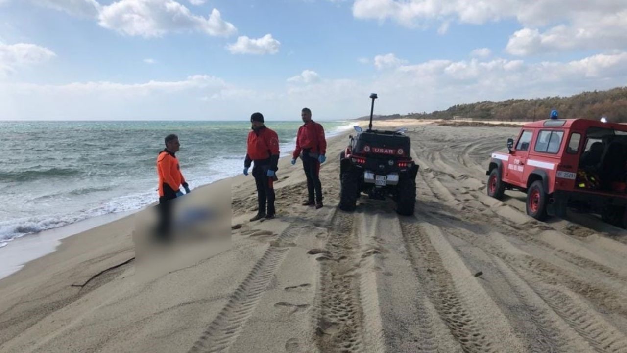 Si aggrava il bilancio della strage di Cutro. Recuperato il corpicino di un bimbo