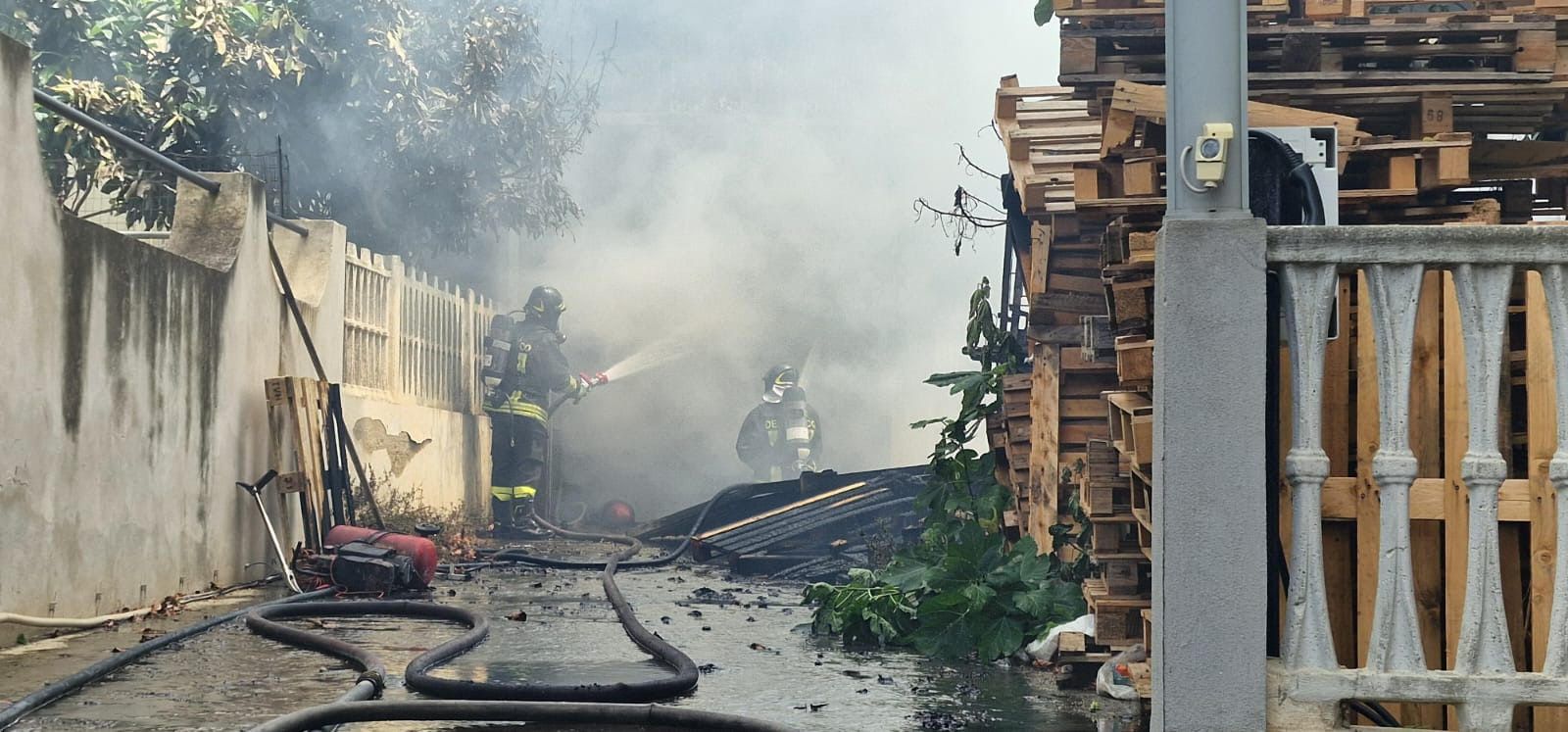 Incendio in un capannone deposito di materiale elettrico, abitazioni evacuate a Reggio – VIDEO E FOTO